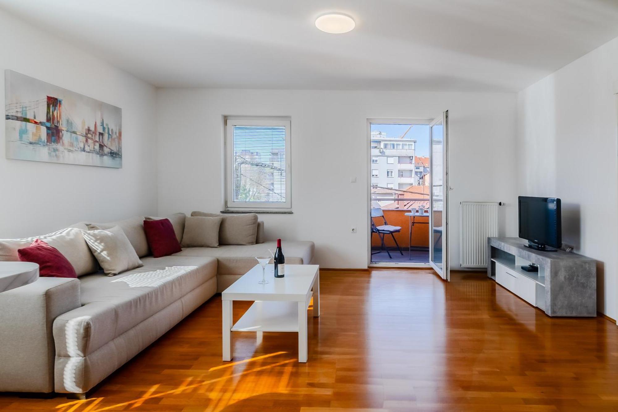 Cherry With Parking - Happy Apartment